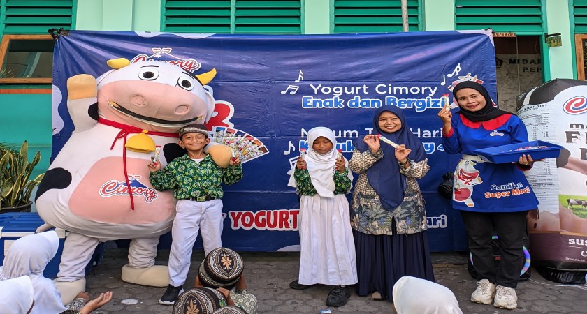 Kamis Manis ! Cimory Bagi bagi Yoghurt Gratis Untuk Siswa MI Darul Ulum Pepelegi